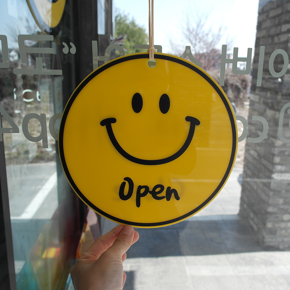코메샵 오픈 클로즈 팻말 open close 노랑스마일씨 노랑배경 양면 안내 문패 - 상품 이미지