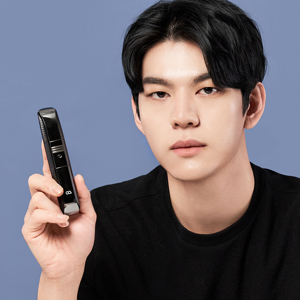 남성이 손에 들고 있는 검정 트리머의 본체와 크기감을 담은 사진