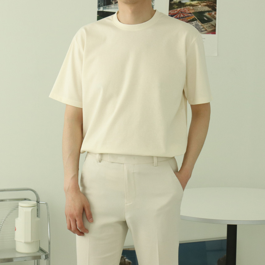 프리미엄 원단으로 제작된 반팔티셔츠입니다.