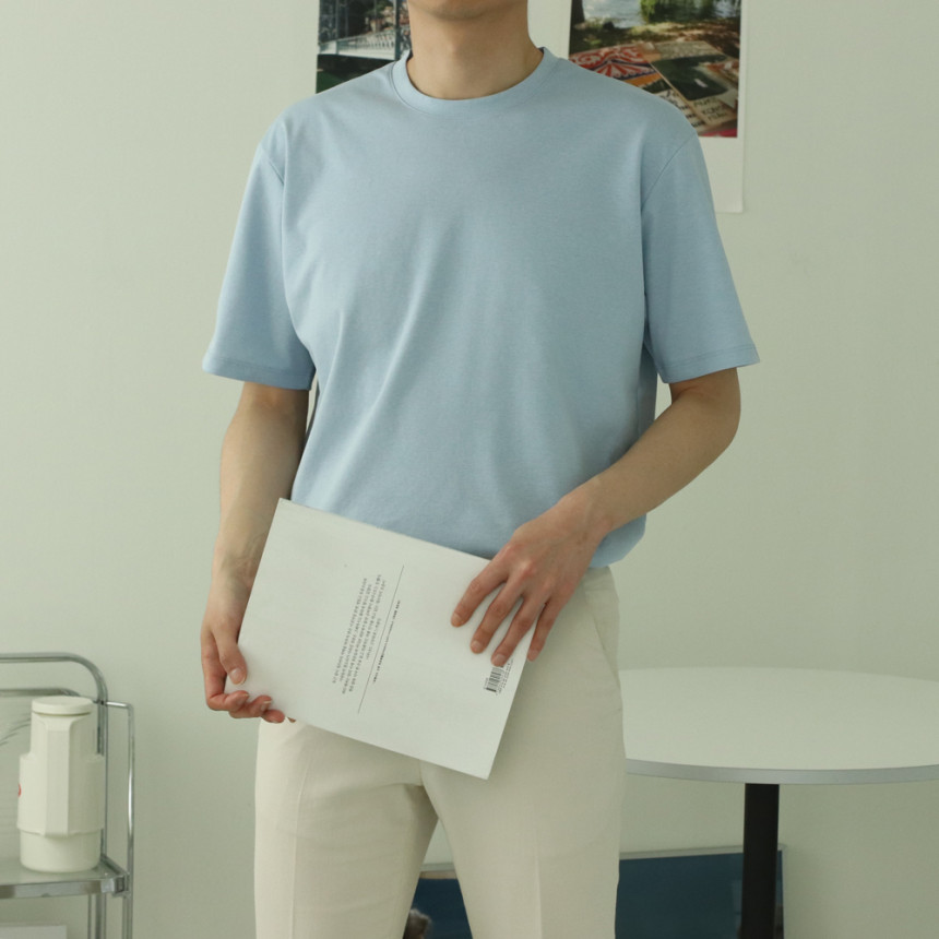 프리미엄 원단으로 제작된 반팔티셔츠입니다.