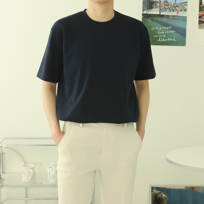 프리미엄 원단으로 제작된 반팔티셔츠입니다.