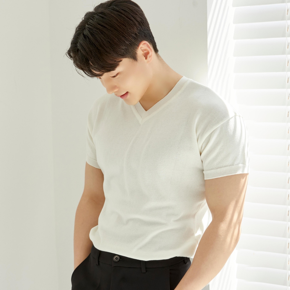 어깨넓어보이는 남자 반팔 머슬핏 V넥 브이넥 니트 티셔츠 - 상세 이미지 4
