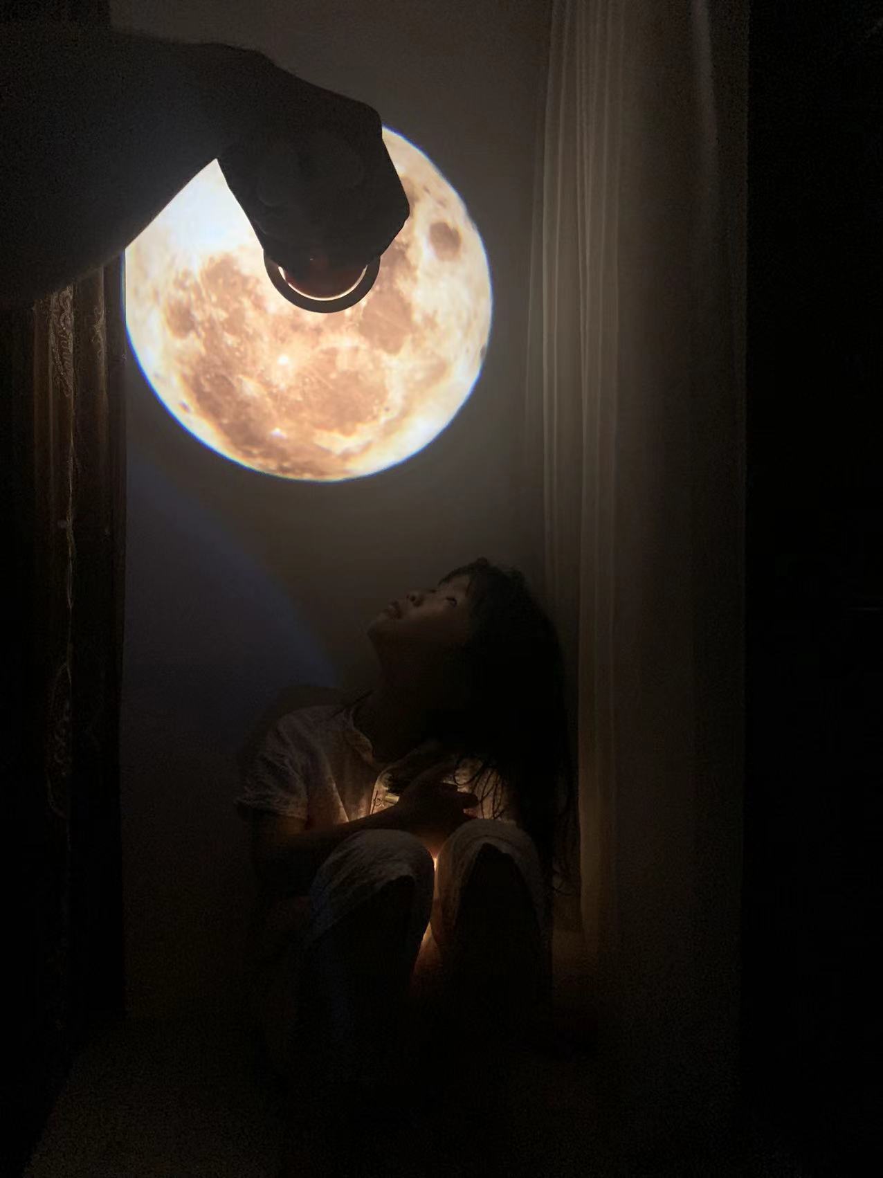 우주인 오로라 달 별 우주 은하수 별자리 무드등 조명 빔 프로젝터 무선 충전식 집들이선물