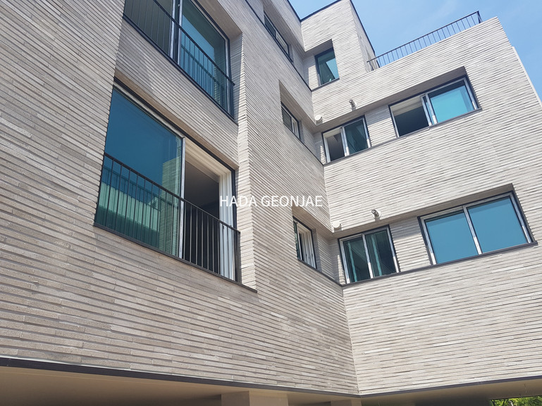 모노타일 롱와이드 500x40x18T 연브라운 / 하다건재 롱브릭타일 시공사례