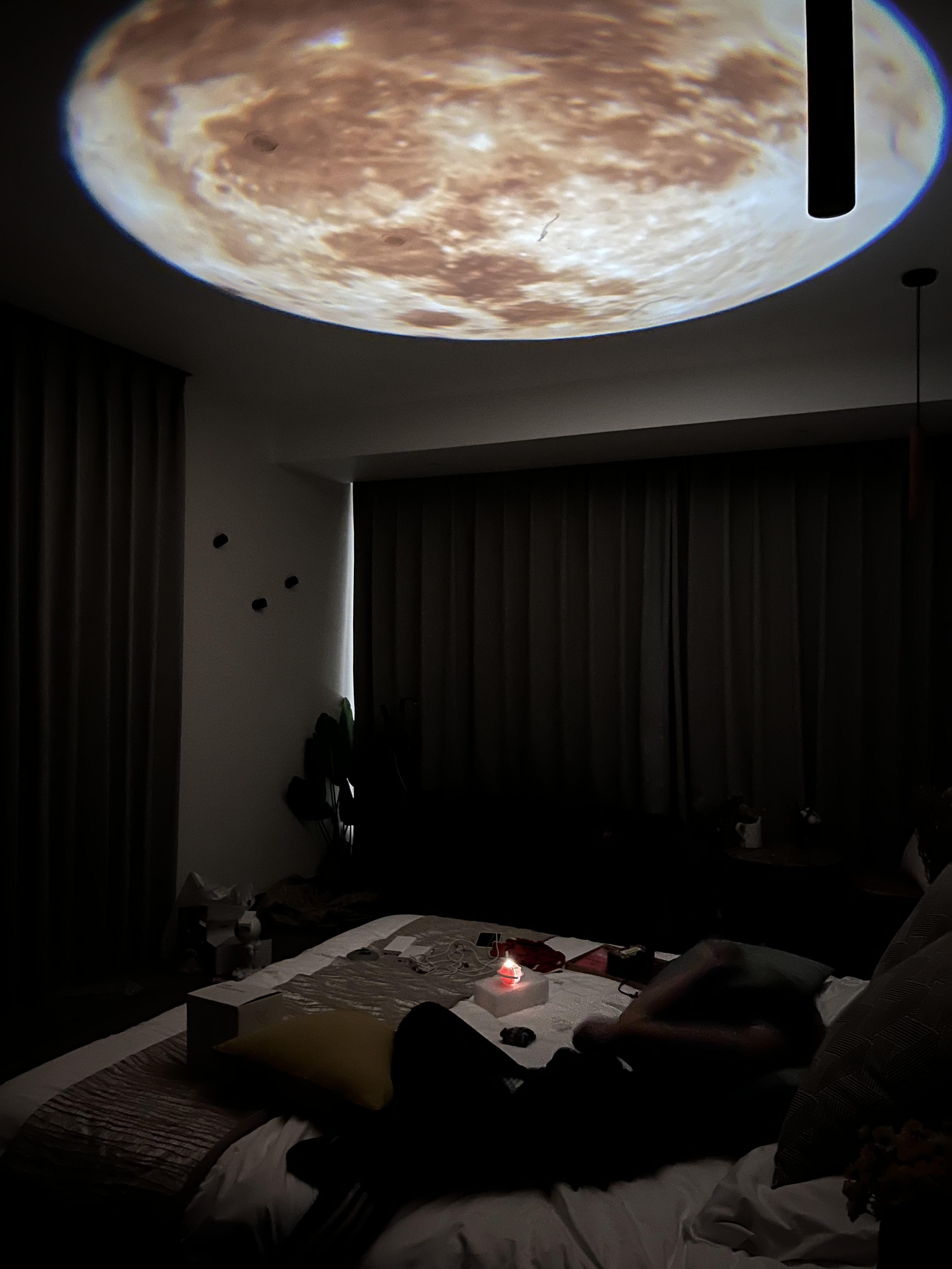 우주인 오로라 달 별 우주 은하수 별자리 무드등 조명 빔 프로젝터 무선 충전식 집들이선물