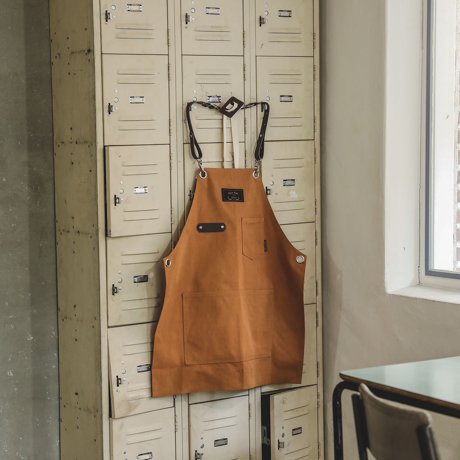 로져 브라운 칸데오레더 공방 미용실 카페 미용사 바리스타 앞치마 가죽 앞치마