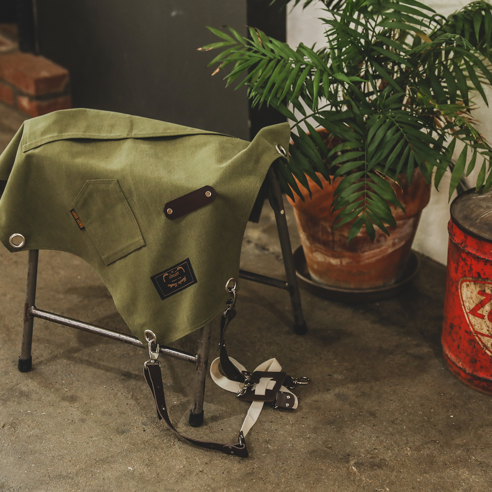 로져 카키 칸데오레더 공방 미용실 카페 미용사 바리스타 앞치마 가죽 앞치마