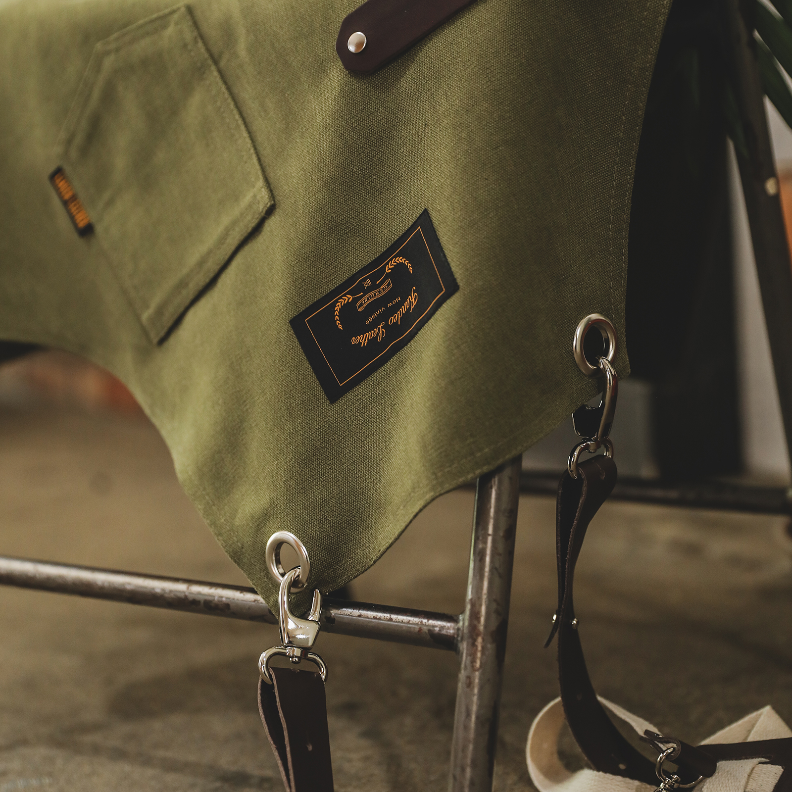 로져 카키 칸데오레더 공방 미용실 카페 미용사 바리스타 앞치마 가죽 앞치마