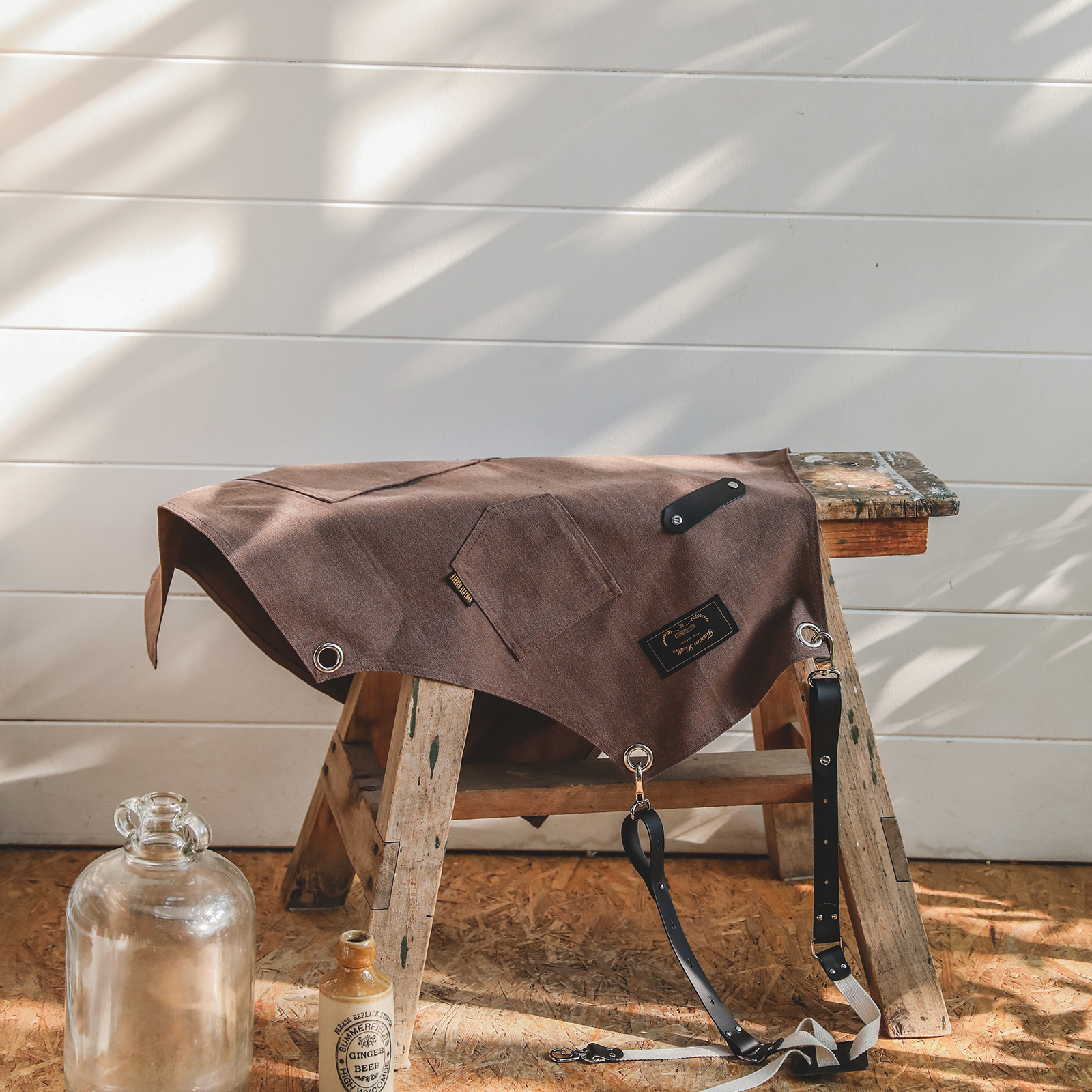 로져 코코 칸데오레더 공방 미용실 카페 미용사 바리스타 앞치마 가죽 앞치마