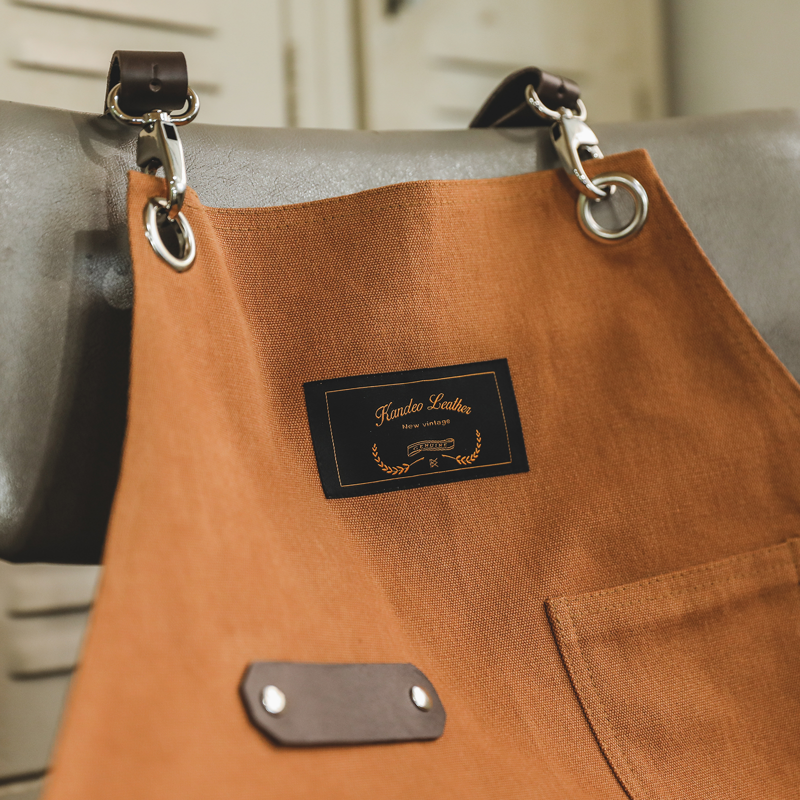 로져 브라운 칸데오레더 공방 미용실 카페 미용사 바리스타 앞치마 가죽 앞치마