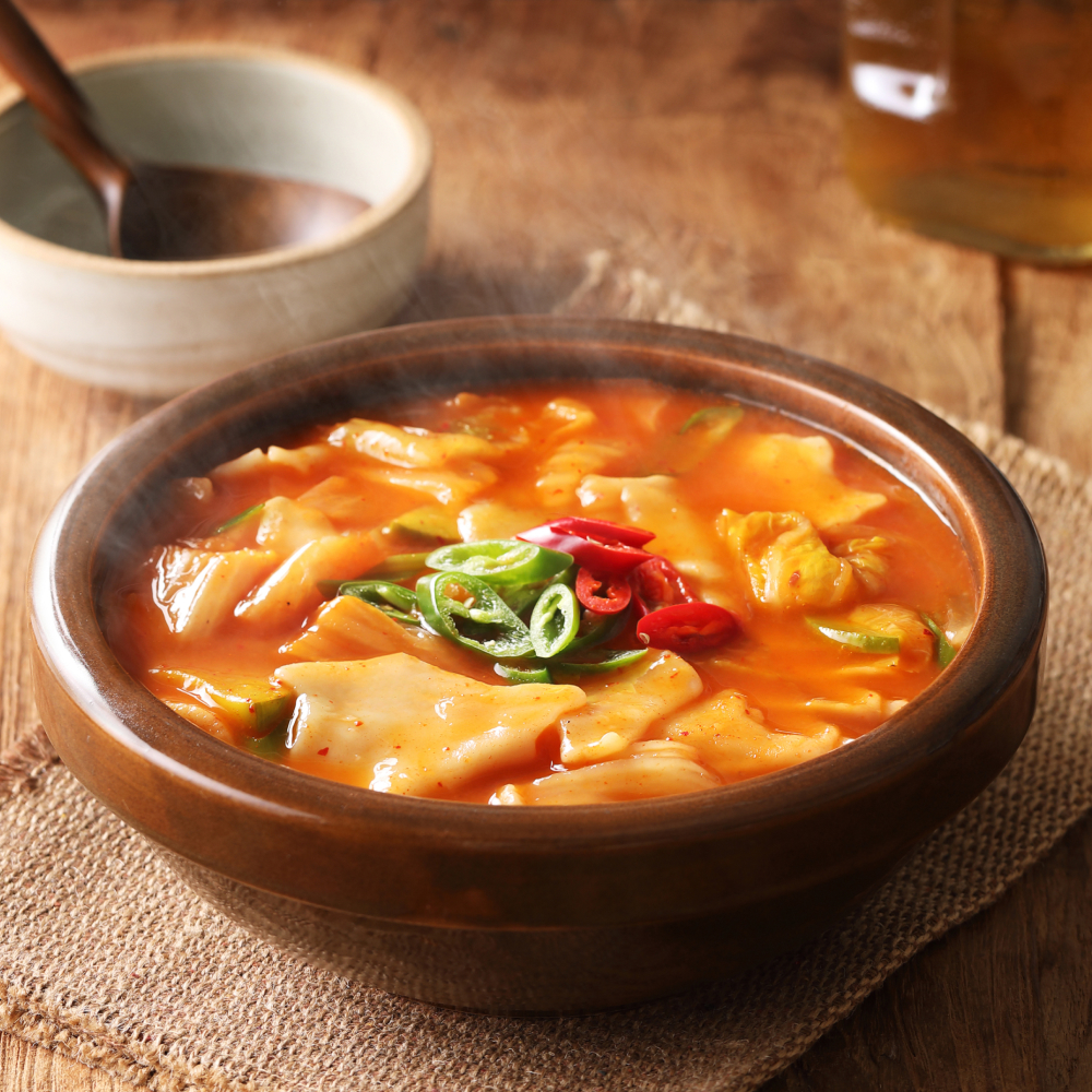 [푸딩팩토리] 얼큰김치수제비 490g 비오는날 얼큰한 메뉴 식사대용 밀키트 - 상품 이미지