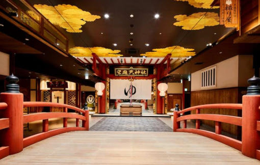 소라니와 온천 내부 탕과 유카타를 입은 사람들 이미지