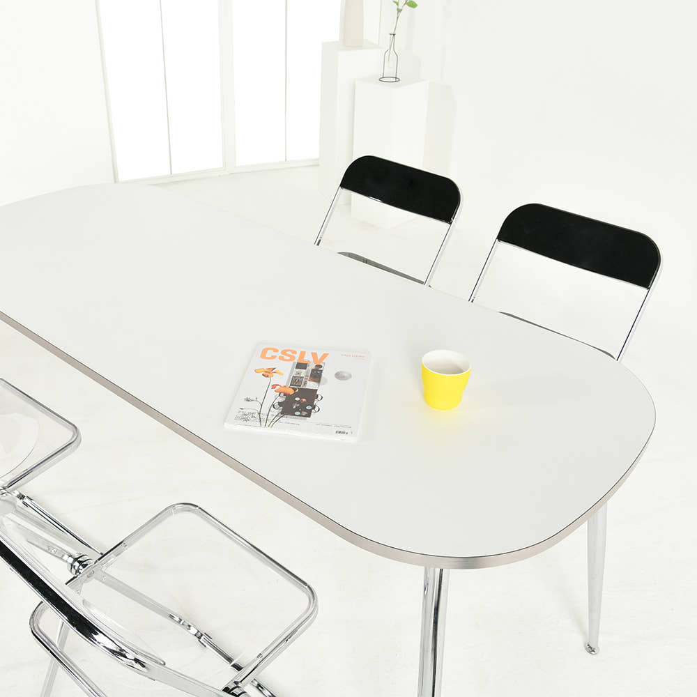 화이트 타원형 테이블