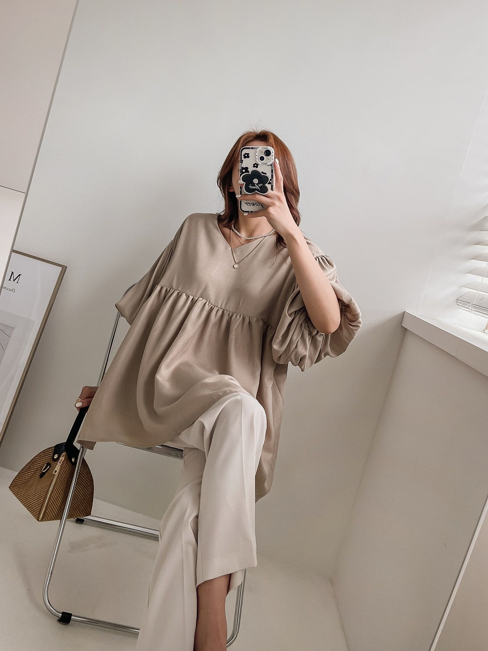 여름 셔링 어깨 퍼프 벌룬 소매 루즈핏 V넥 훌 A라인 플레어 반팔 블라우스 베이지 블랙 - 상세 이미지 5