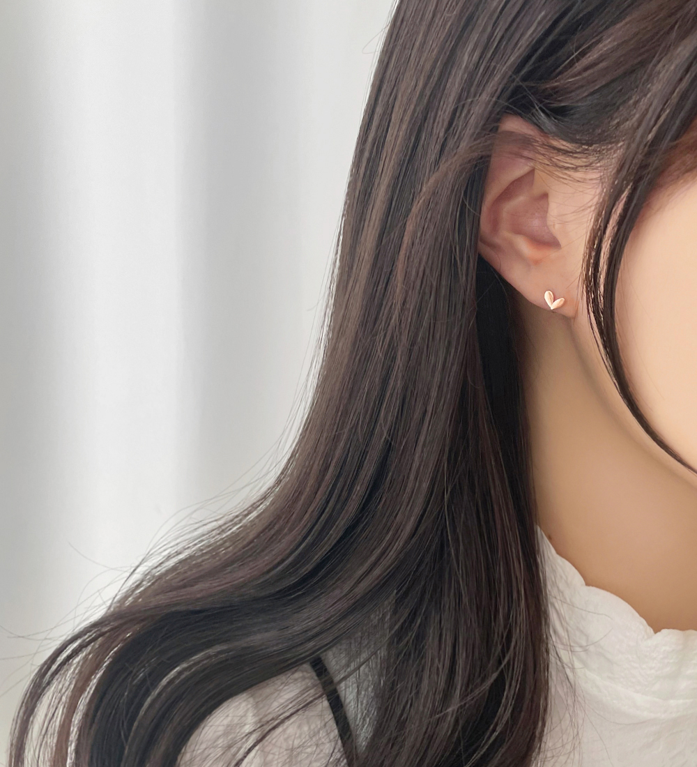 (무배/실버925) 미니 플레인 하트 스터드 귀걸이 - 상세 이미지 5