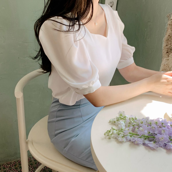 여성스러운 하트넥 퍼프 반팔 블라우스 bs5261 - 메인 이미지