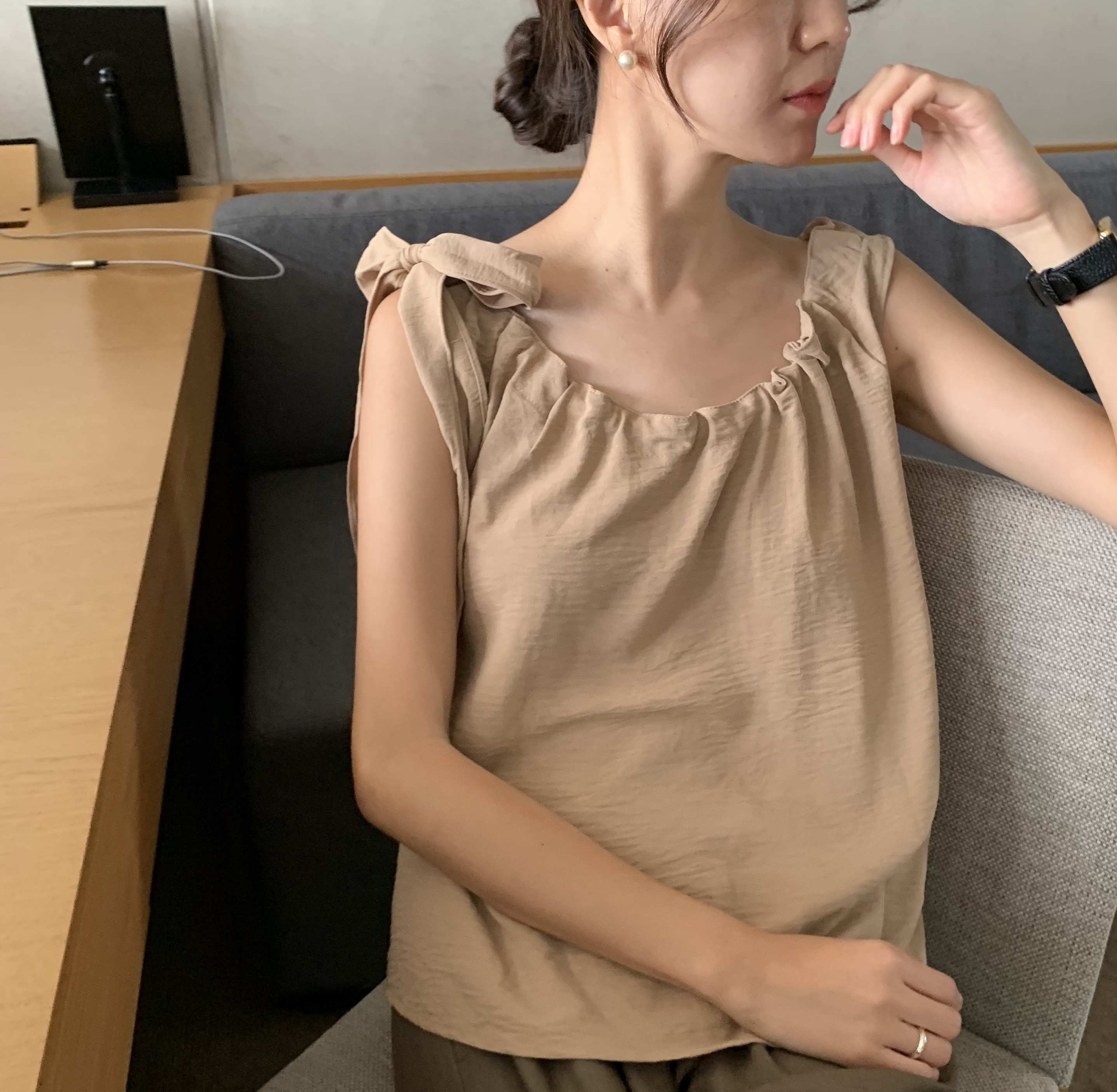 아므아 홀터넥 리본 매듭 셔링 여름 민소매 나시 홀터 루즈핏 여리 블라우스(3color) - 상세 이미지 4