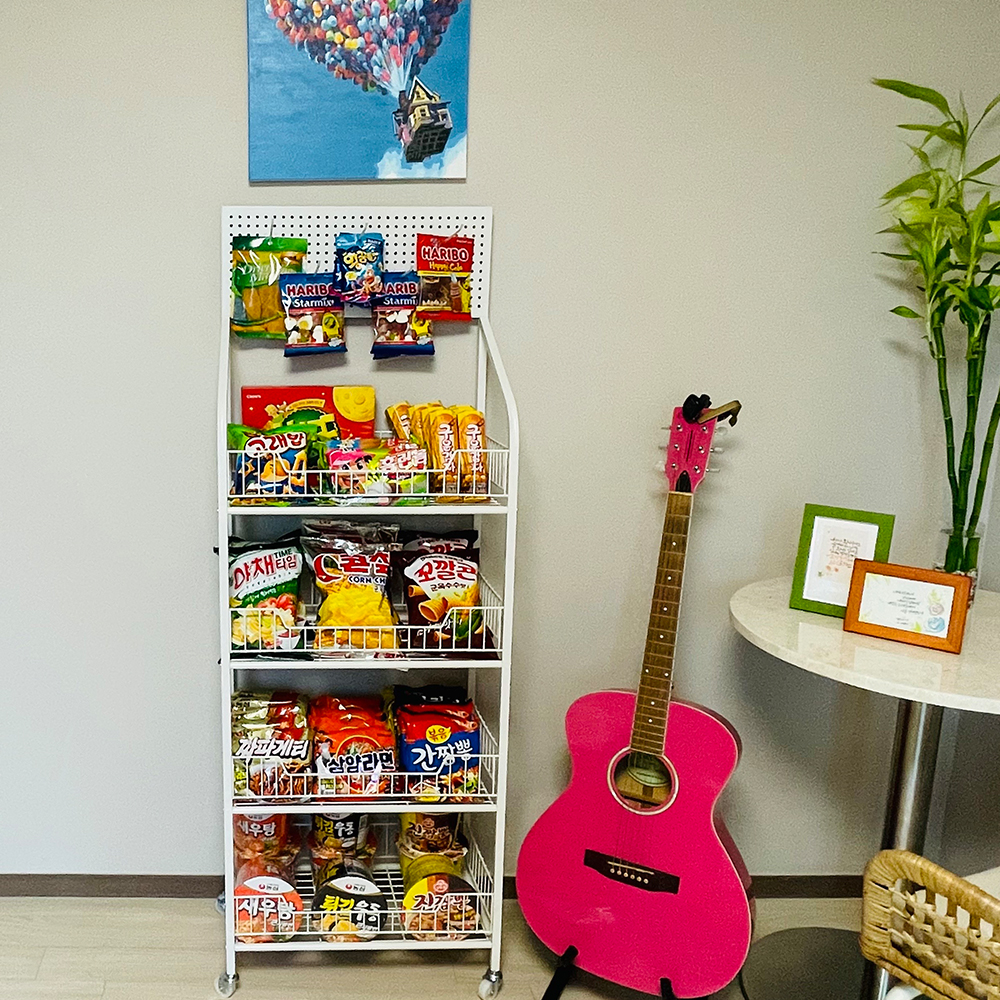 간식팬트리 바퀴 포함 간식 과자 진열대 타공판 철제선반 이동식 트롤리 4단, 50x140x27, 4단 화이트