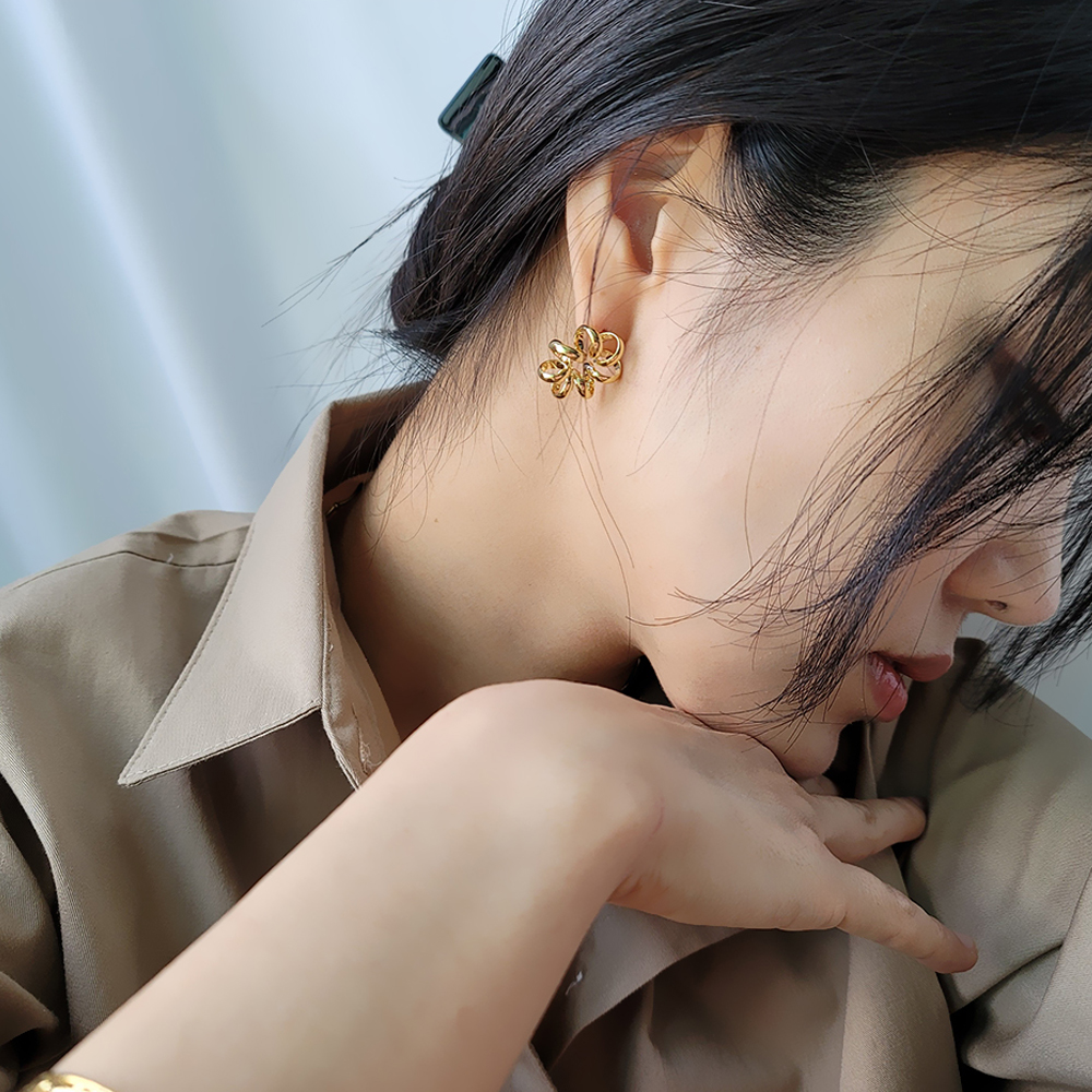 스프링 꼬불이 플라워 볼드 메탈 포인트 귀걸이 - 상세 이미지 5