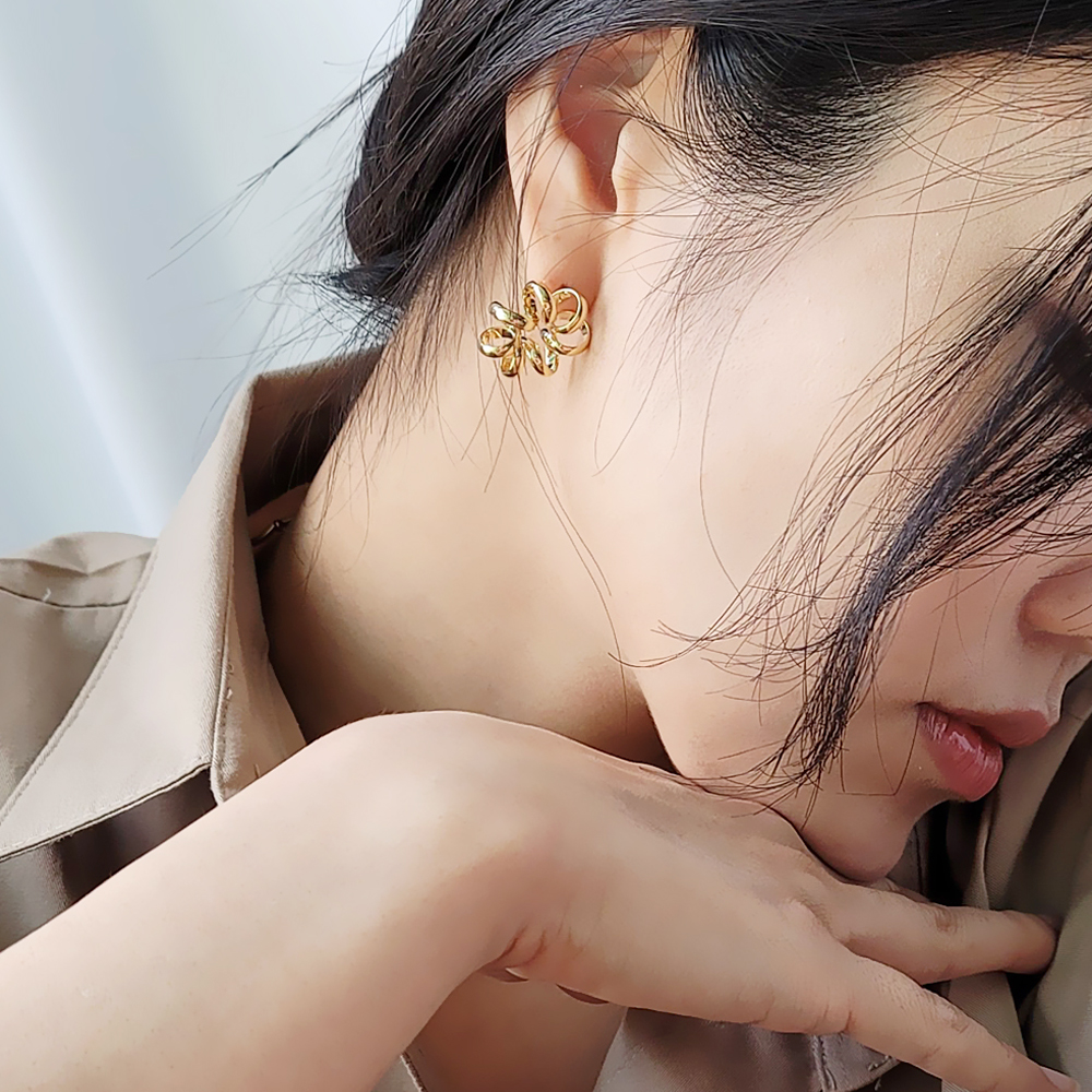 스프링 꼬불이 플라워 볼드 메탈 포인트 귀걸이 - 상세 이미지 2
