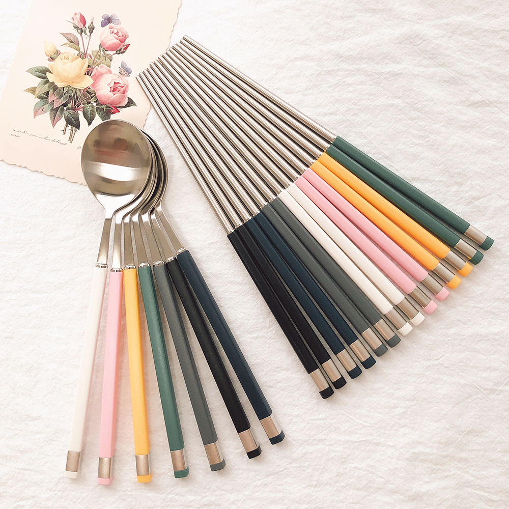 보겐 카라 스텐 수저세트 국산 가족 숟가락 젓가락 한식 커트러리 실버 화이트 제품 이미지