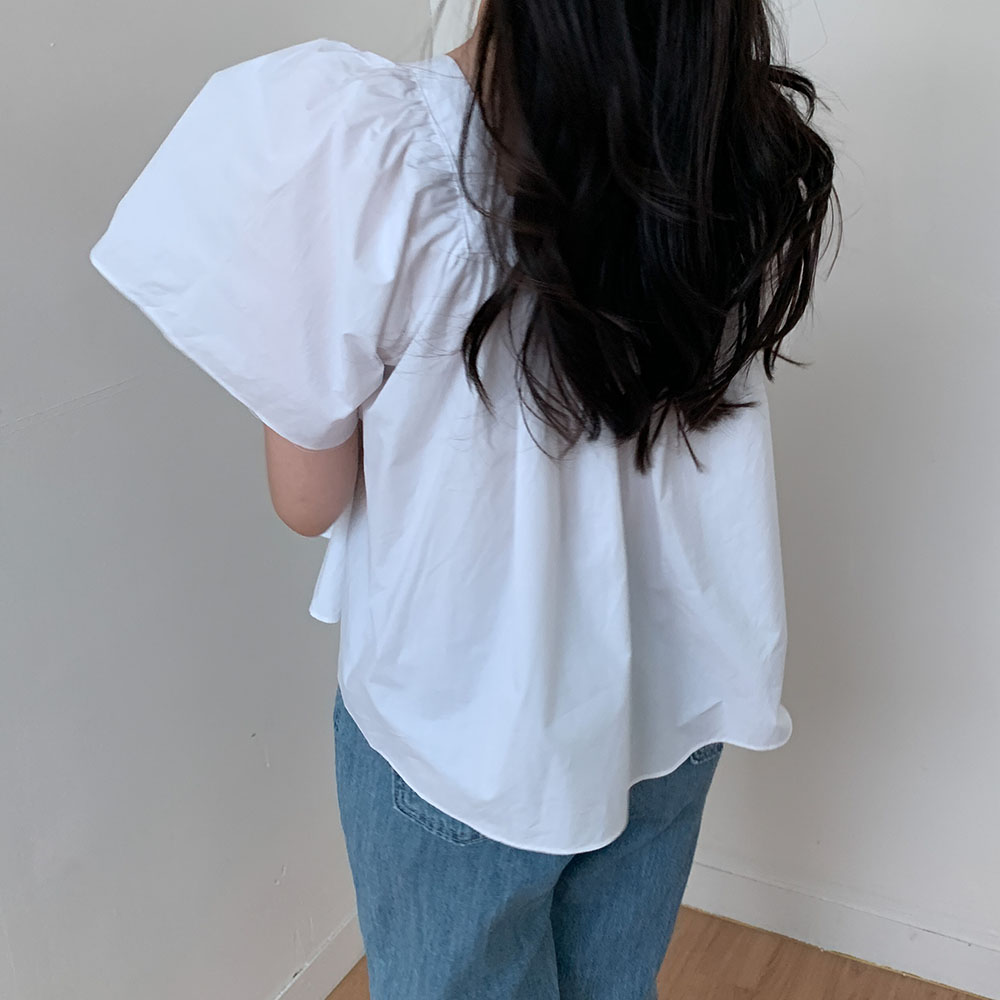 스퀘어넥 반팔 셔링 블라우스 2컬러 화이트 블랙 - 상세 이미지 4