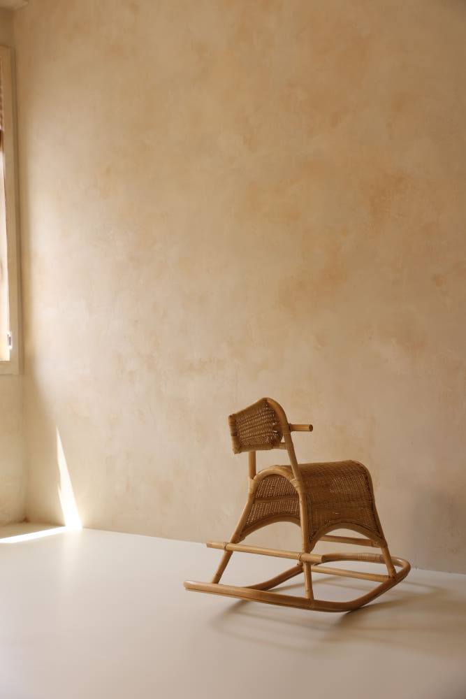 라탄 흔들의자가 놓인 거실 인테리어