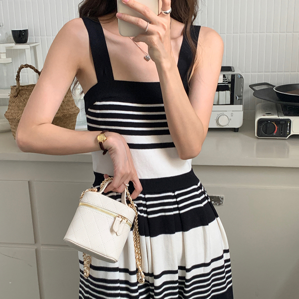 쥬드 스퀘어넥 핀턱주름 가을 레이어드 단가라 끈나시 플레어 주름 롱 원피스(2color)