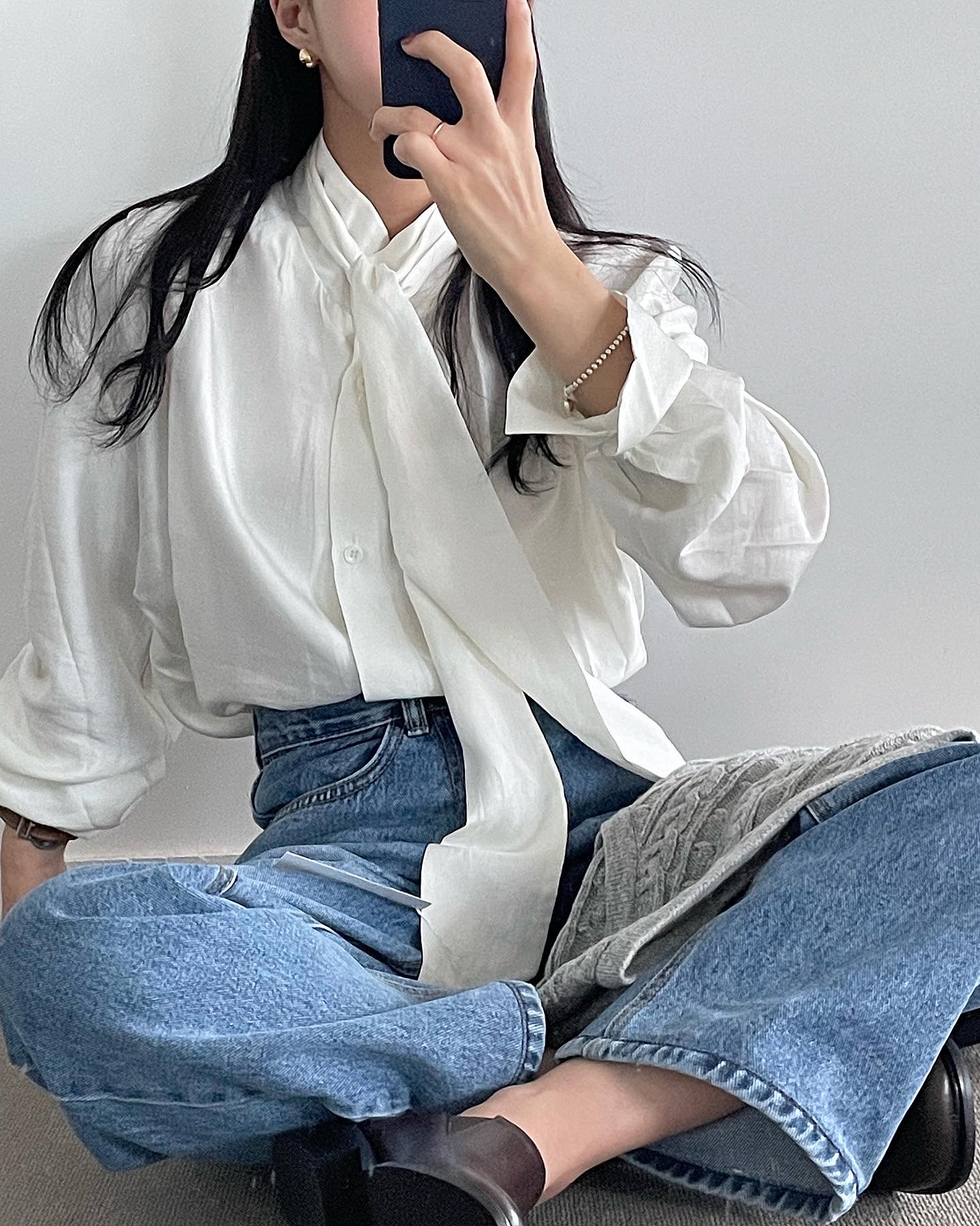 엔다 여성 가을 긴팔 리본 타이 셔링 새틴 퍼프 스카프 루즈핏 오버핏 블라우스 이미지 2