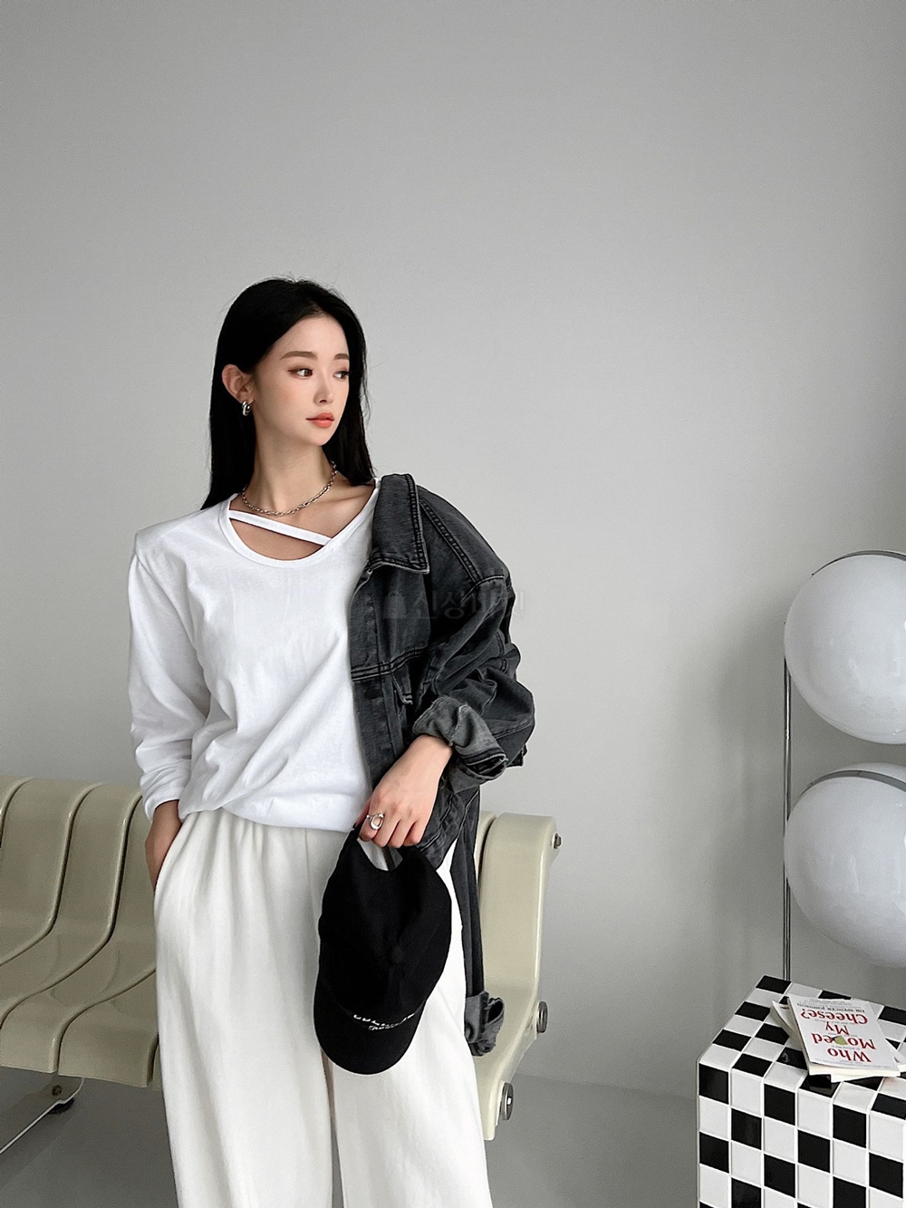 화이트 블랙 어깨패드 유넥 루즈핏 밑단 라운드 긴팔 롱티셔츠 이미지 2