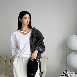 화이트 블랙 어깨패드 유넥 루즈핏 밑단 라운드 긴팔 롱티셔츠 착용 후기 | 사이즈/핏 총정리 - 상품 이미지 2