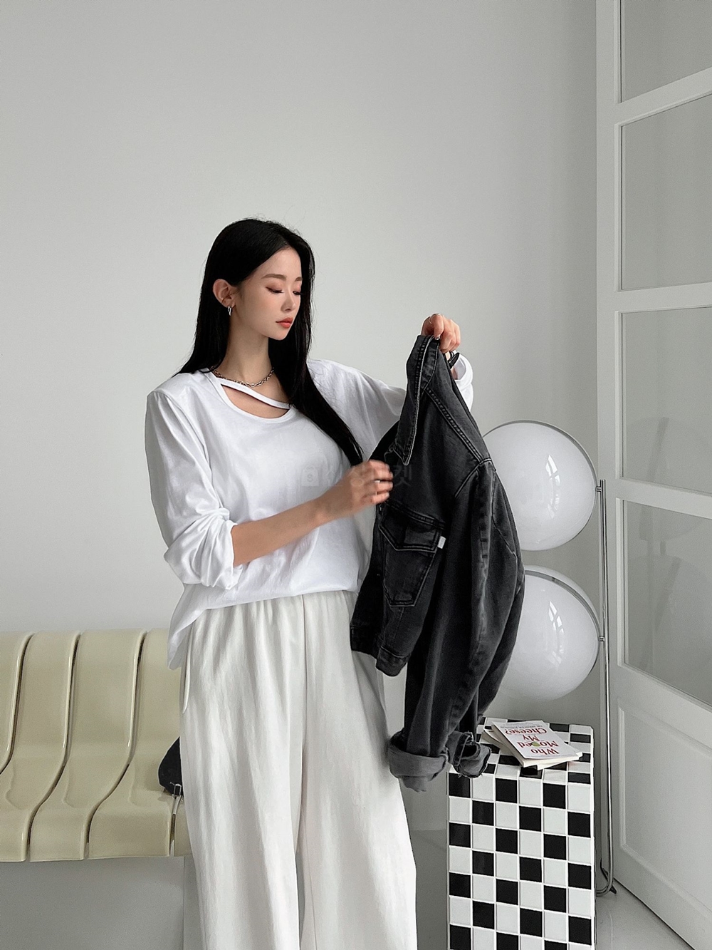 화이트 블랙 어깨패드 유넥 루즈핏 밑단 라운드 긴팔 롱티셔츠 이미지 3