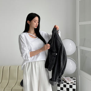 화이트 블랙 어깨패드 유넥 루즈핏 밑단 라운드 긴팔 롱티셔츠 착용 후기 | 사이즈/핏 총정리 - 상품 이미지 3