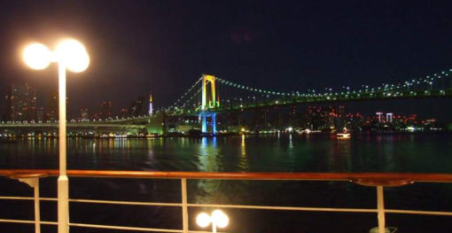 도쿄만 선셋 크루즈 갑판 위에서 노을을 감상하는 모습