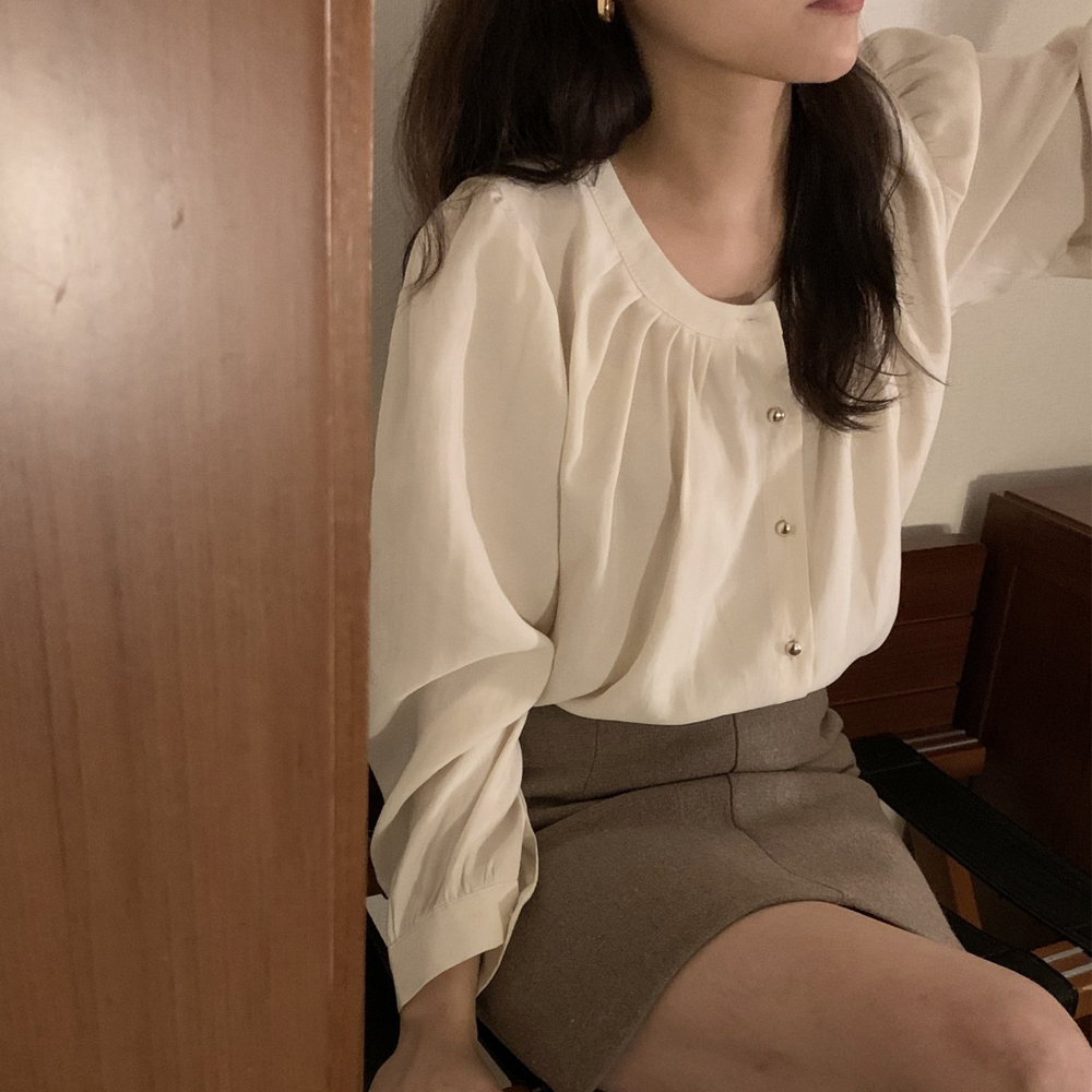힐로 모달 골드단추 라운드 블라우스 (3color) - 상품 이미지