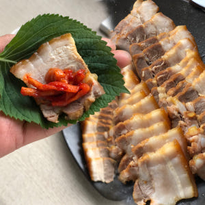한방 통오겹살 돼지고기 수육 쌈장 새우젓소스 보쌈 세트 350g 맛있게 먹은 솔직 후기 - 상품 이미지 2