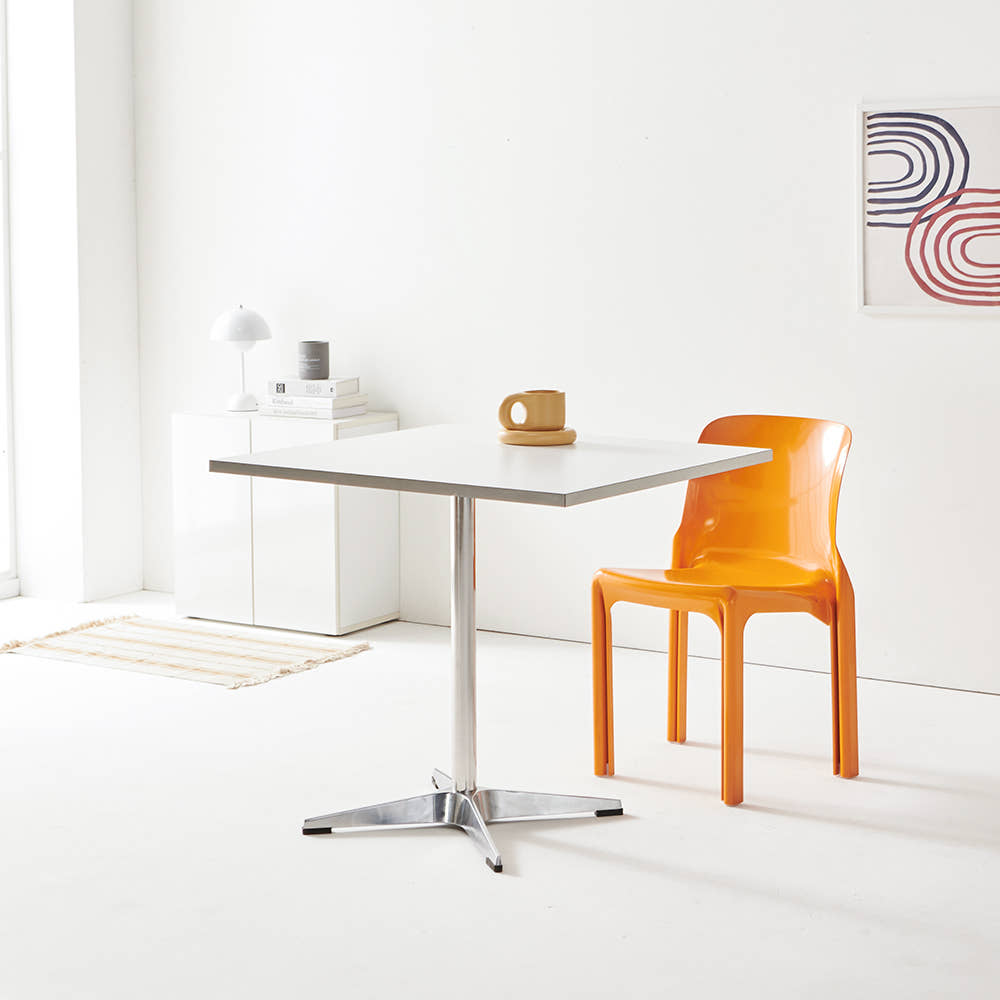 다양한 컬러의 테이블