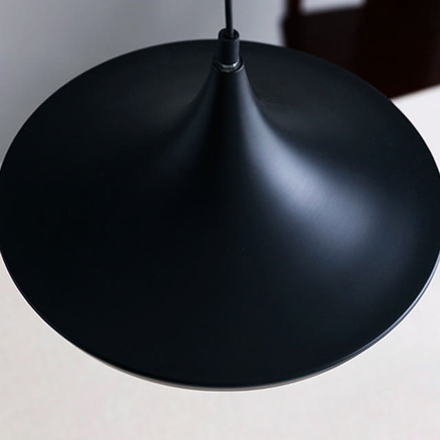 실내에 설치된 펜던트 달 조명