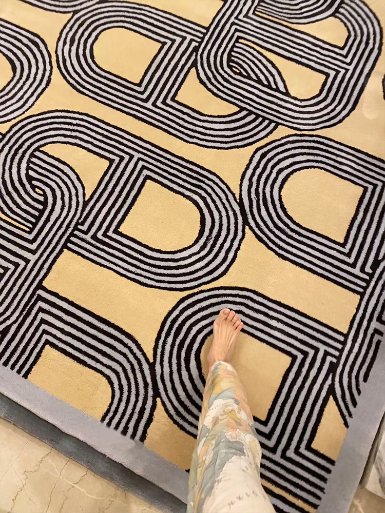 로얄홈 복코 울 러그 사이잘룩 단모 사계절 거실 침실 대형 레이온 카페트 140 x 200cm - 상품 이미지