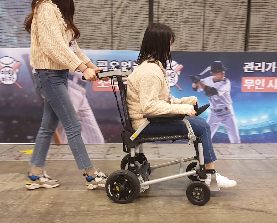 조이라이더WB -보호자가 손쉽게 방향과 속도를 조절할 수 있는 후미 조이스틱이 포함된 경량 접이식전동체어 차량적재/휴대,미국 특허, 유럽CE인증 Panasonic 배터리.시승가 이미지 6