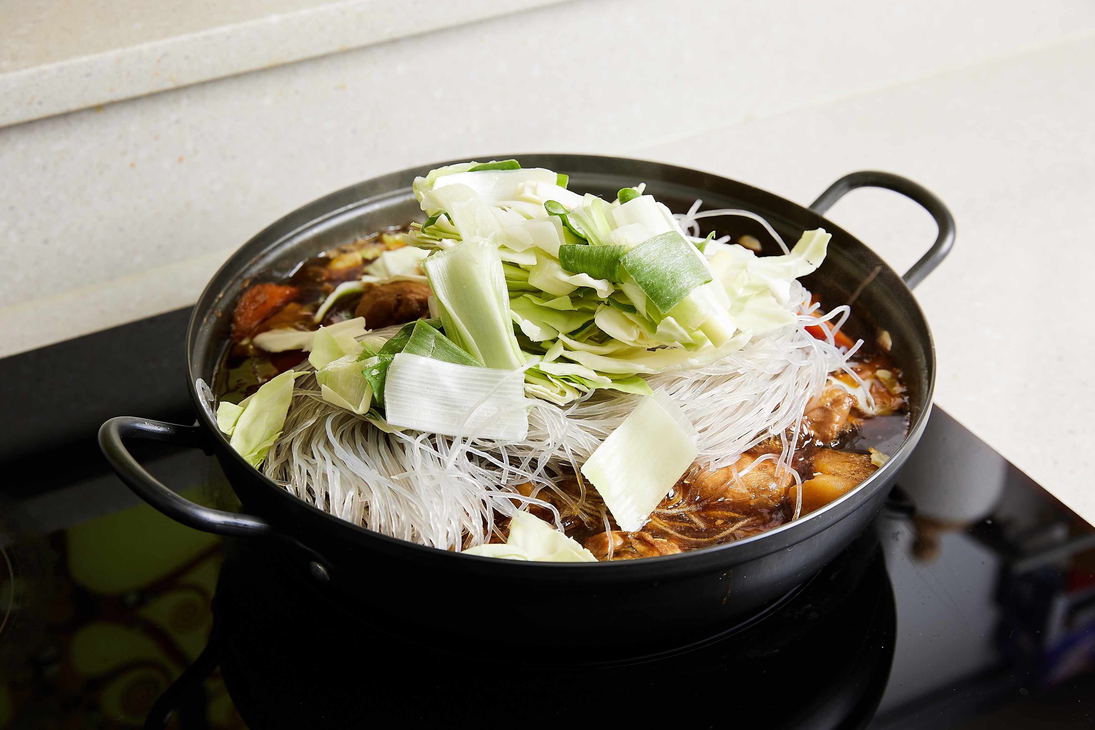 [신세계찜닭] 안동찜닭 밀키트 3-4인 국내산하림 1.3kg 캠핑 맛있는녀석들 치킨랩소디 - 상세 이미지 4