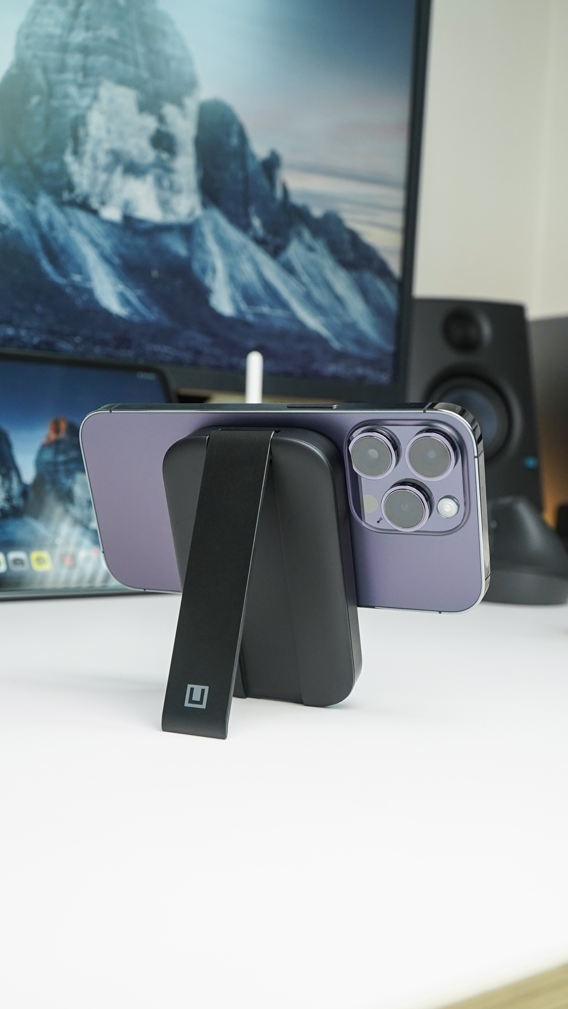 UAG 맥세이프 고속충전 18W 킥스탠드 보조배터리 - 상품 이미지