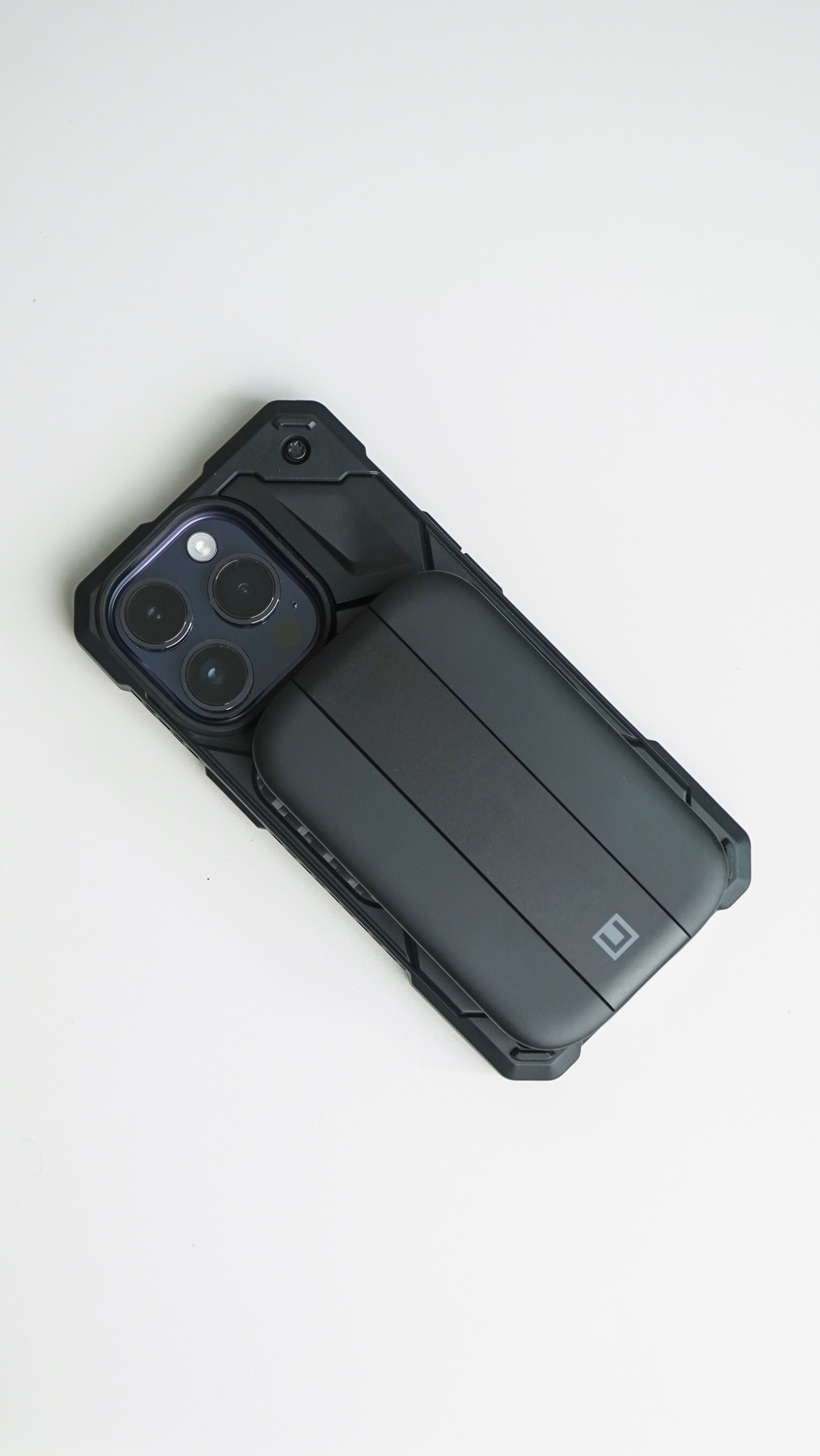UAG 맥세이프 고속충전 18W 킥스탠드 보조배터리 이미지 8