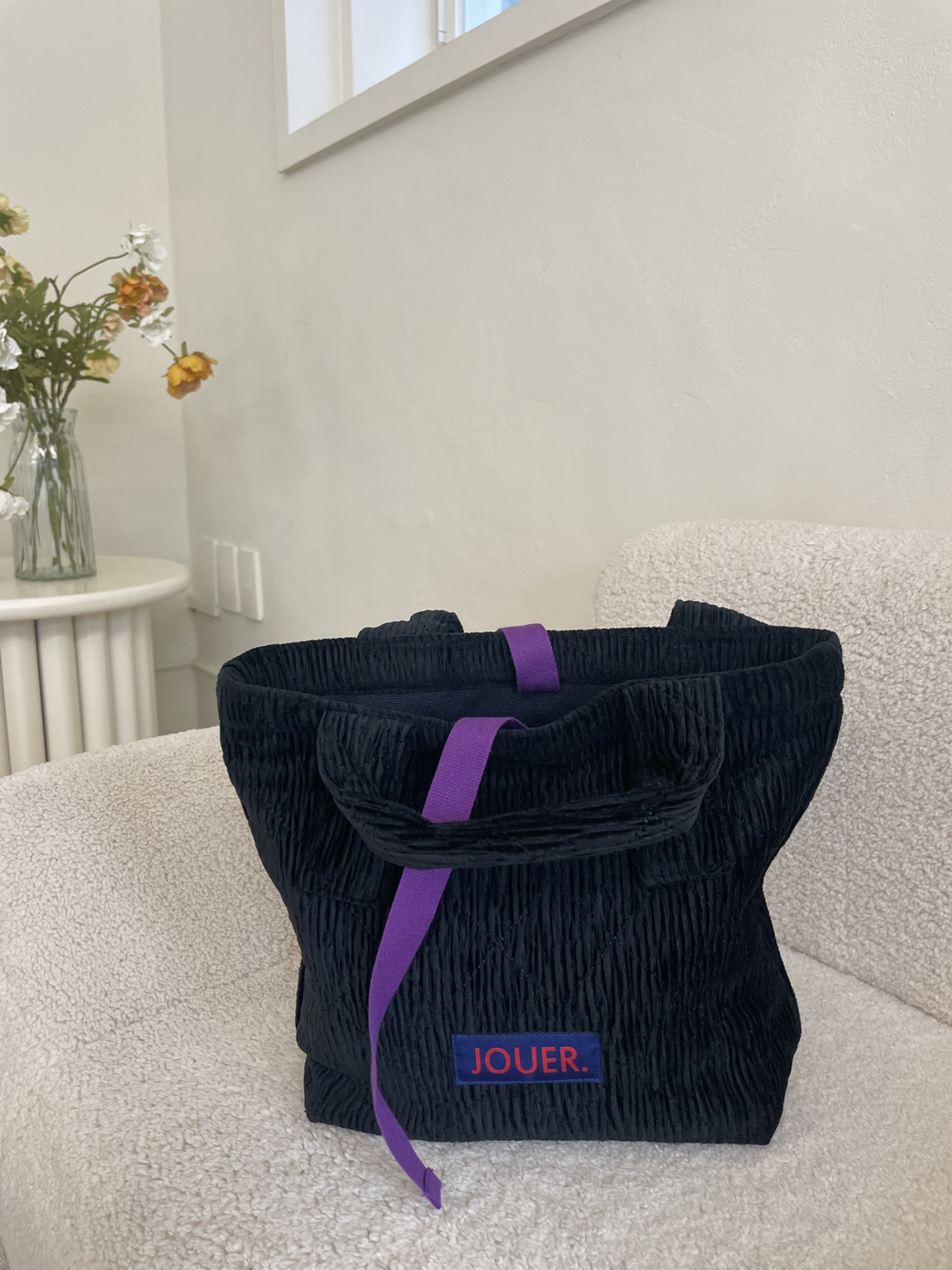JOUER.쥬에 벨벳 패딩 토트백. 블랙