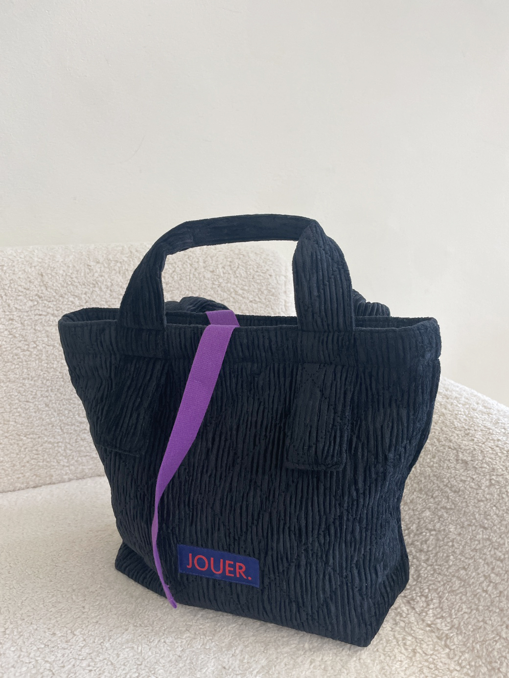 JOUER.쥬에 벨벳 패딩 토트백. 블랙 - 상세 이미지 3