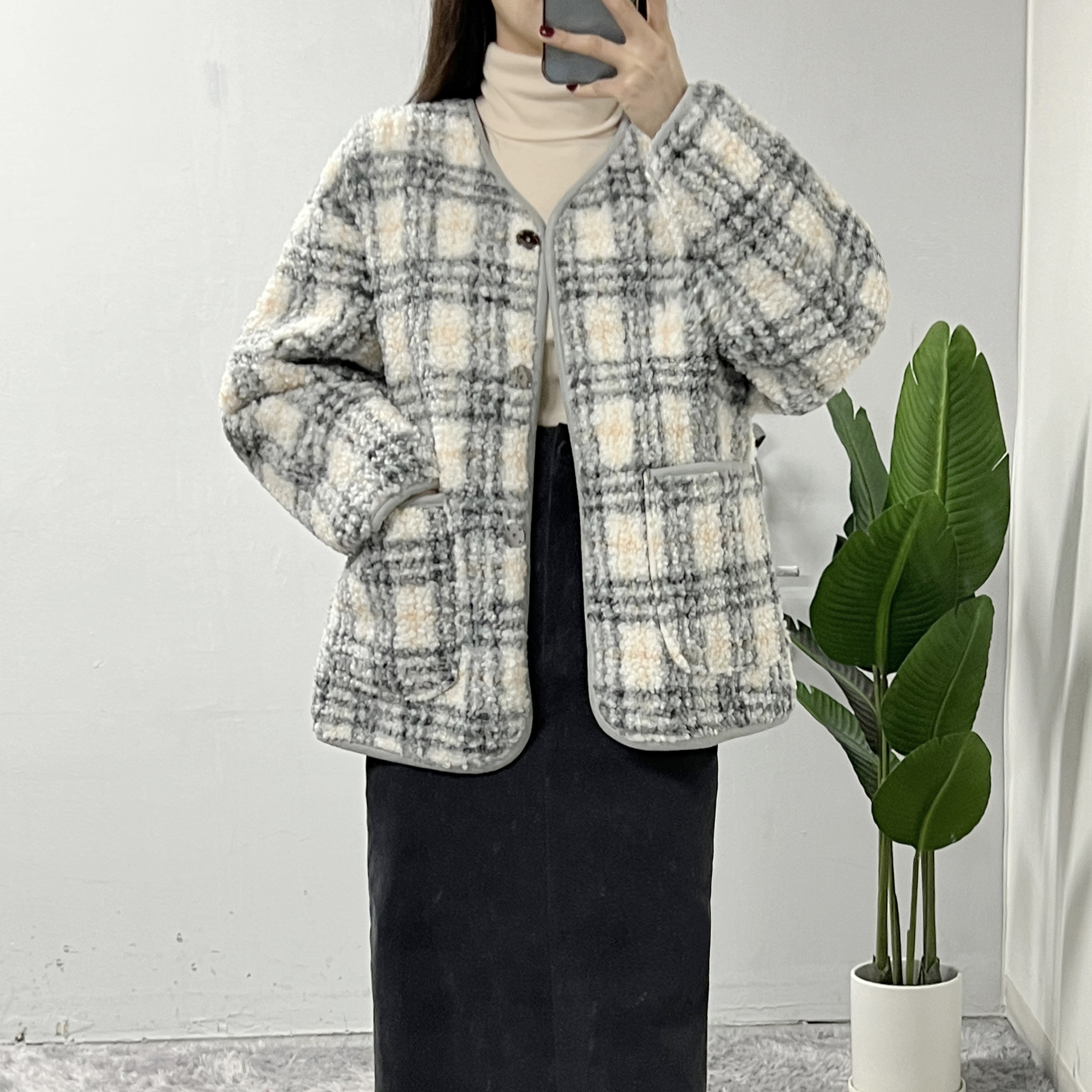 티에른 체크 뽀글이 양털 자켓 이미지 4