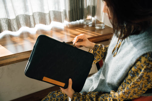 바투카 밀퍼드 파우치의 깔끔한 마감과 로고