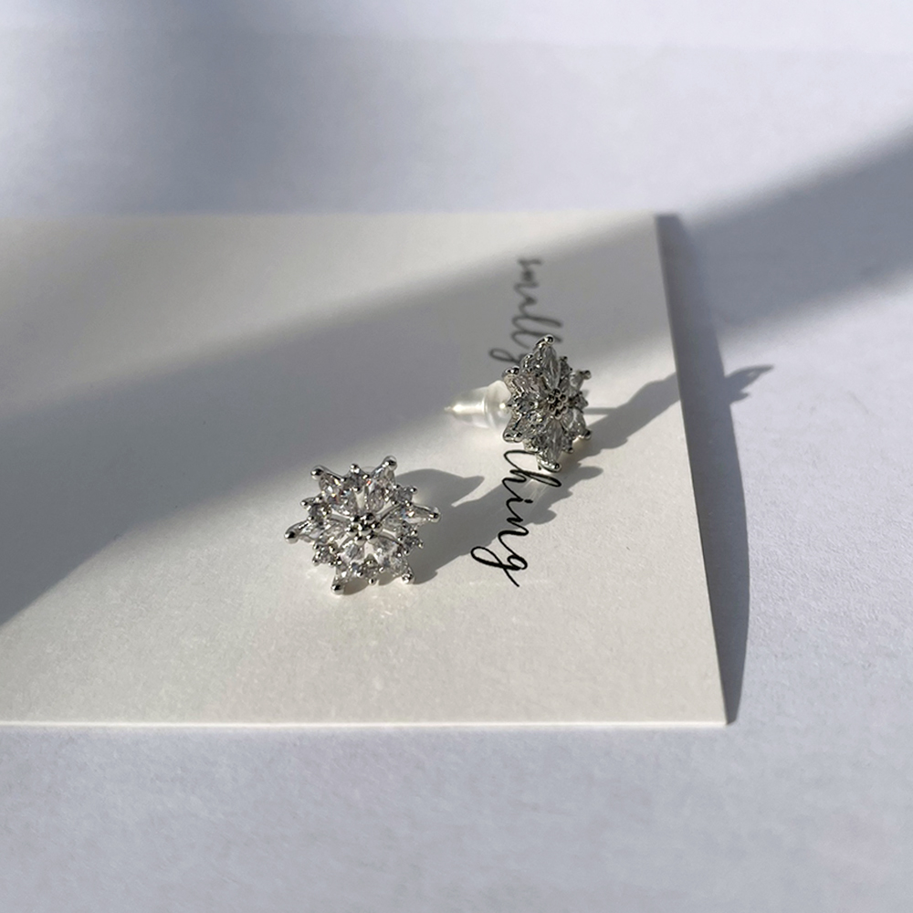 마퀴즈 눈꽃 큐빅 귀걸이 Earrings - 상품 이미지