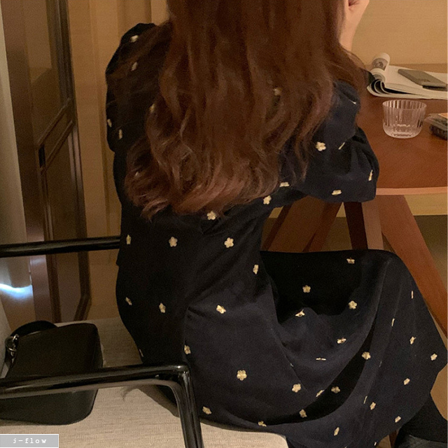 라운드 데이지 자수 코듀로이 롱원피스 1col 가을 겨울 소매밴딩 프릴 핀턱 제이플로우 - 상세 이미지 4
