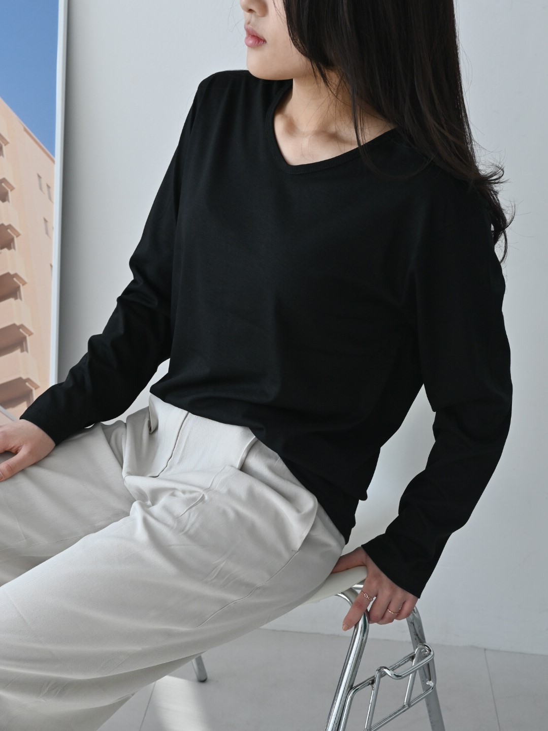 U넥 베이직 무지 심플 얇은 긴팔 루즈핏 티셔츠 4컬러 제품 이미지
